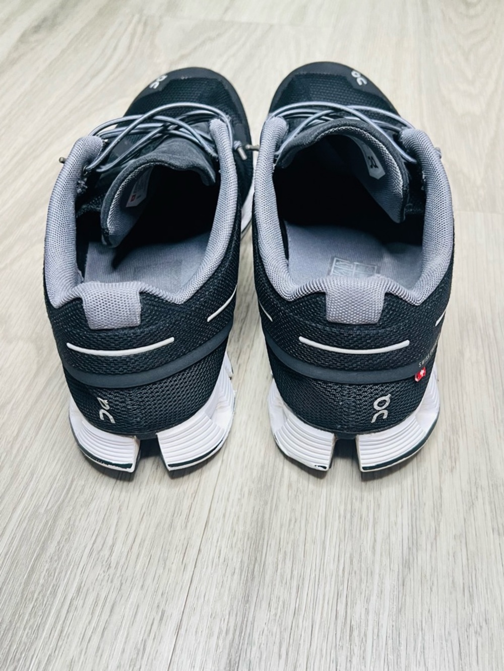 On Cloud Women’s 9.5 Black White Athletic Running Shoes Swiss Engineering *READ - Picture 4 of 13
